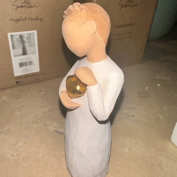 Willow Tree keepsake girl gold heart figurine - Picture 3 of 6